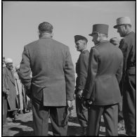 Visite du général Huet dans la région d’Alger. [Description en cours]