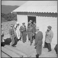 Visite du général Huet dans la région d’Alger. [Description en cours]