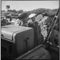 Visite du général Huet dans la région d’Alger. [Description en cours]