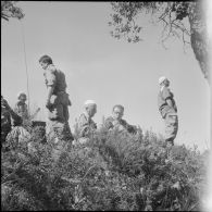 Vie en poste et opération de maintien de l'ordre. [Description en cours]