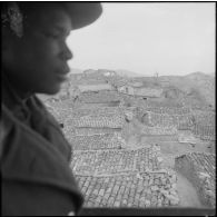 Vie en poste et opération de maintien de l'ordre. [Description en cours]