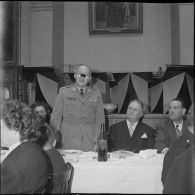 Un repas entre civils et militaires. [Description en cours]