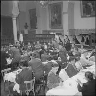 Un repas entre civils et militaires. [Description en cours]