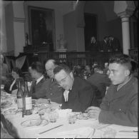 Un repas entre civils et militaires. [Description en cours]