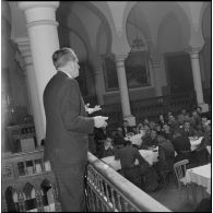 Un repas entre civils et militaires. [Description en cours]