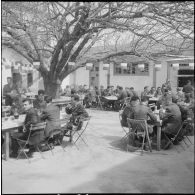 Une cérémonie militaire à Ain-Taya. [Description en cours]