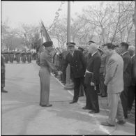 Une cérémonie militaire à Ain-Taya. [Description en cours]