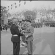 Une cérémonie militaire à Ain-Taya. [Description en cours]