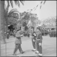 Une cérémonie militaire à Ain-Taya. [Description en cours]