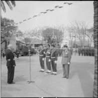 Une cérémonie militaire à Ain-Taya. [Description en cours]