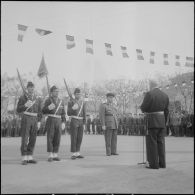 Une cérémonie militaire à Ain-Taya. [Description en cours]