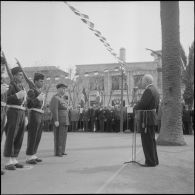Une cérémonie militaire à Ain-Taya. [Description en cours]