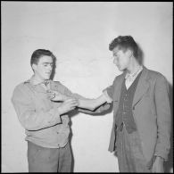 Des prisonniers du FLN. [Description en cours]