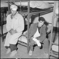 Des prisonniers du FLN. [Description en cours]