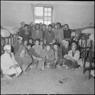 Des prisonniers du FLN. [Description en cours]