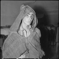 Des prisonniers du FLN. [Description en cours]