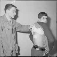 Des prisonniers du FLN. [Description en cours]