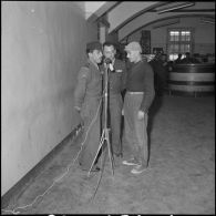 Des prisonniers du FLN. [Description en cours]