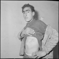 Des prisonniers du FLN. [Description en cours]