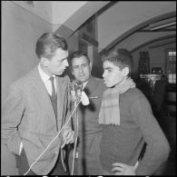 Des prisonniers du FLN. [Description en cours]