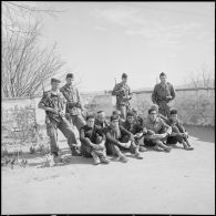 Des prisonniers du FLN. [Description en cours]