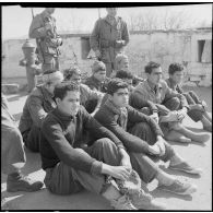 Des prisonniers du FLN. [Description en cours]