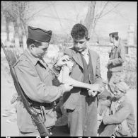 Des prisonniers du FLN. [Description en cours]