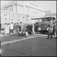 Étudiants embarquant dans des camions militaires. [Description en cours]