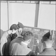 Étudiants embarquant dans des camions militaires. [Description en cours]