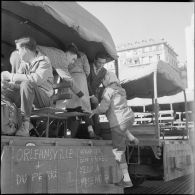 Étudiants embarquant dans des camions militaires. [Description en cours]