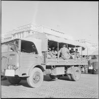 Étudiants embarquant dans des camions militaires. [Description en cours]