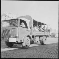 Étudiants embarquant dans des camions militaires. [Description en cours]