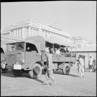 Étudiants embarquant dans des camions militaires. [Description en cours]
