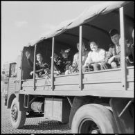 Étudiants embarquant dans des camions militaires. [Description en cours]