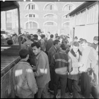 Étudiants embarquant dans des camions militaires. [Description en cours]