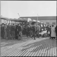 Étudiants embarquant dans des camions militaires. [Description en cours]