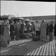 Étudiants embarquant dans des camions militaires. [Description en cours]