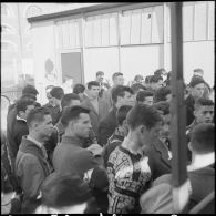 Étudiants embarquant dans des camions militaires. [Description en cours]