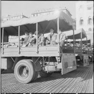Étudiants embarquant dans des camions militaires. [Description en cours]
