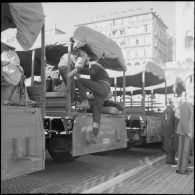 Étudiants embarquant dans des camions militaires. [Description en cours]