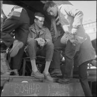 Étudiants embarquant dans des camions militaires. [Description en cours]