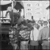 Étudiants embarquant dans des camions militaires. [Description en cours]