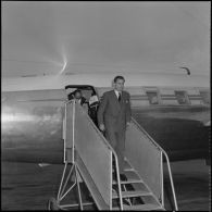 Arrivée à Alger de Jacques Chaban-Delmas, ministre de la Défense. [Description en cours]