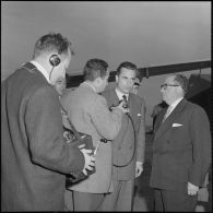 Arrivée à Alger de Jacques Chaban-Delmas, ministre de la Défense. [Description en cours]