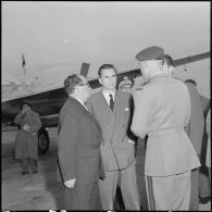 Arrivée à Alger de Jacques Chaban-Delmas, ministre de la Défense. [Description en cours]