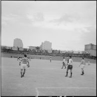 Un match de football. [Description en cours]