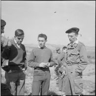 Entraînement au tir au fusil-mitrailleur (FM). [Description en cours]