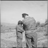 Entraînement au tir au fusil-mitrailleur (FM). [Description en cours]