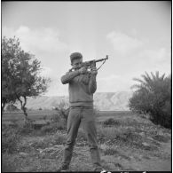 Entraînement au tir au fusil-mitrailleur (FM). [Description en cours]