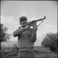 Entraînement au tir au fusil-mitrailleur (FM). [Description en cours]